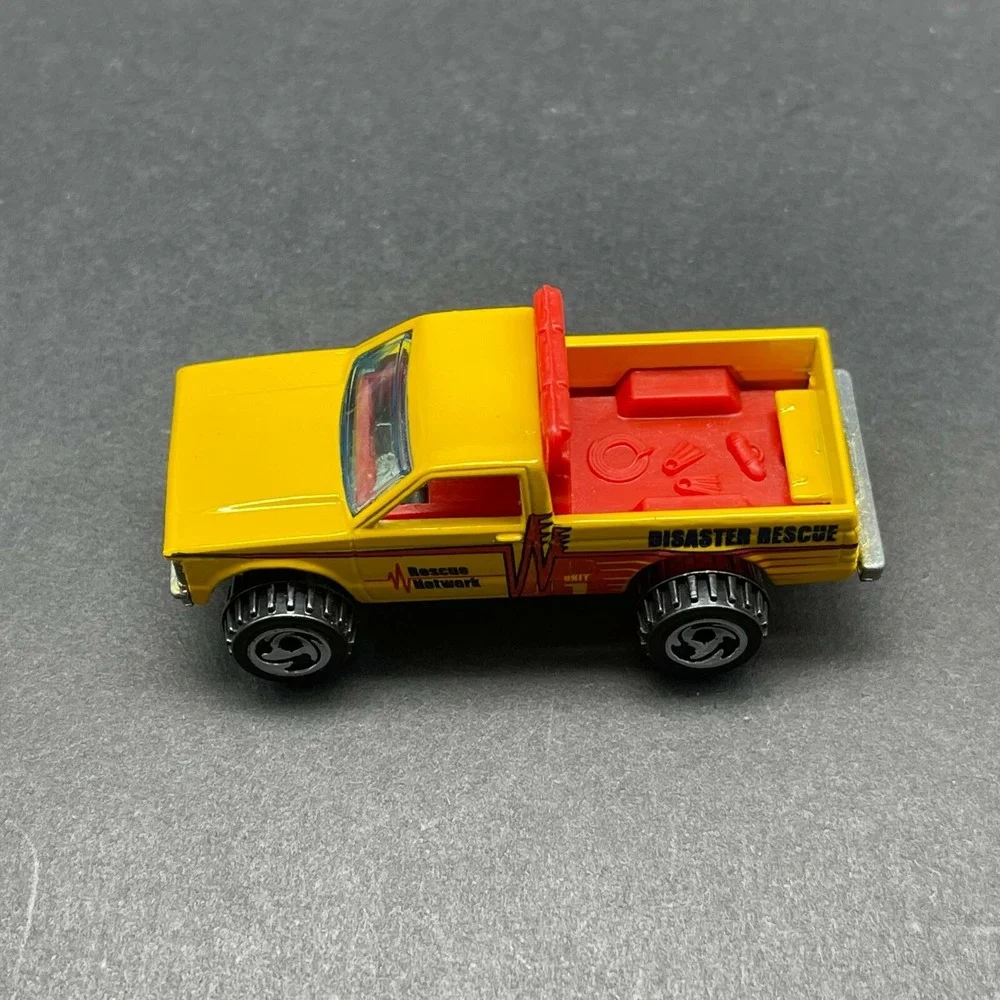 Hot Wheels Disaster Rescue Network Chevrolet Pickup‎ Truck Yellow Diecast 1/64